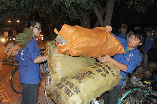 Nghệ[-]An:[-]Sinh[-]viên[-]nhặt[-]ve[-]chai[-]làm[-]từ[-]thiện